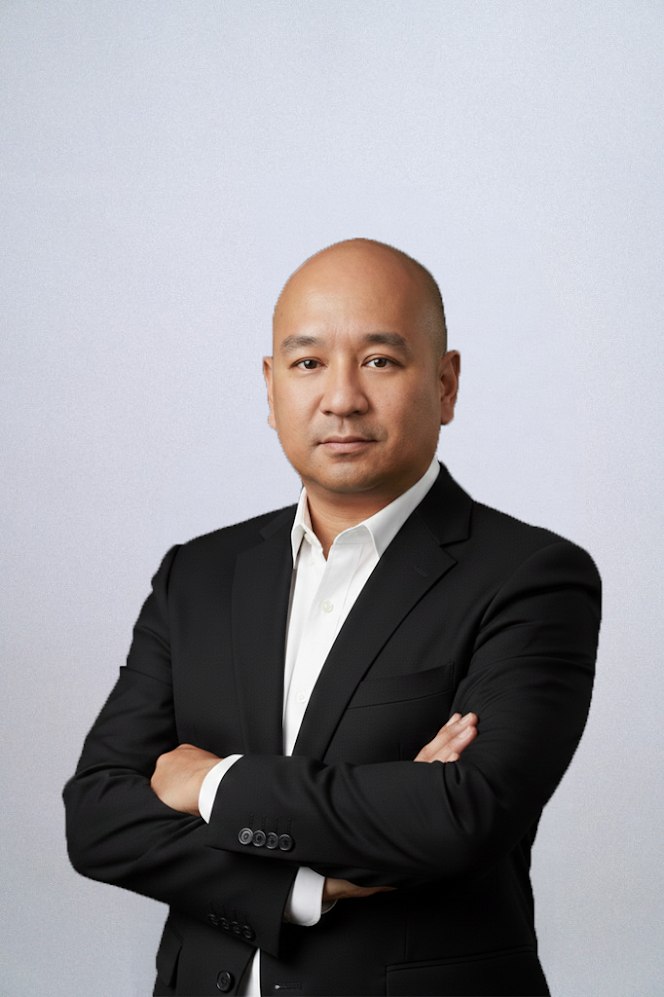 โค้ชจอม คมจักร กำธรพสินี, Management Consulting & AI Strategist